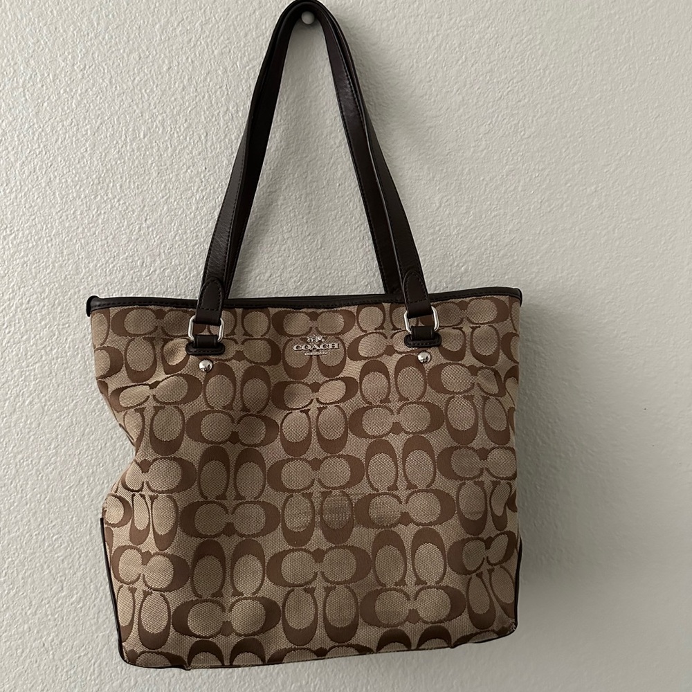 Coach purse, Brown medium size